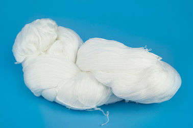 Porcellana Filato bianco crudo di Hank fatto dalla fibra di graffetta di 100 Poliester Yizheng per il filato cucirino fornitore